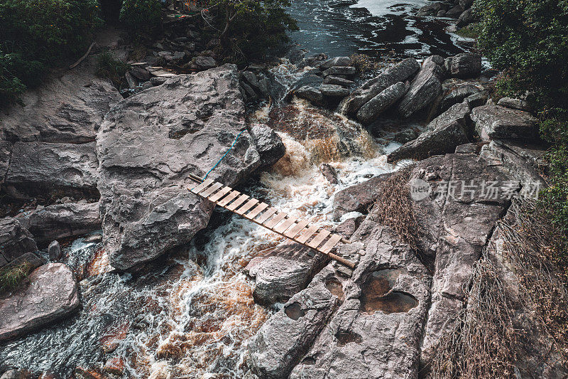 巴西巴伊亚州迪亚曼蒂纳Chapada Diamantina的一座简单的人行桥